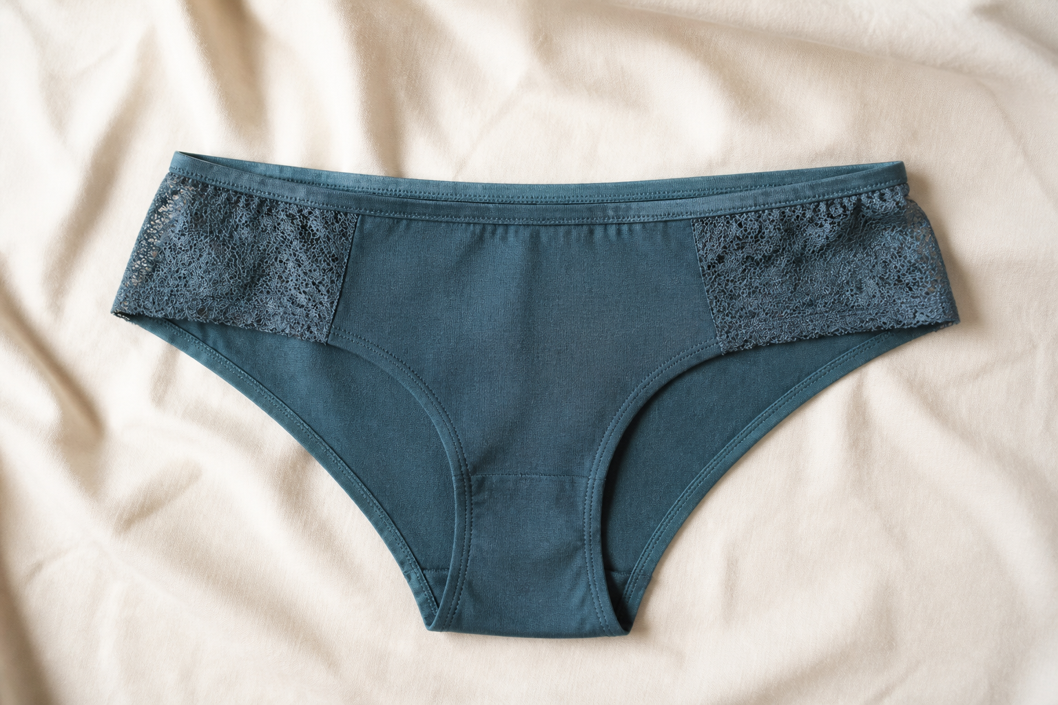 Qu'est-ce qu'une culotte hipster ? Coupe, caractéristiques et particularités